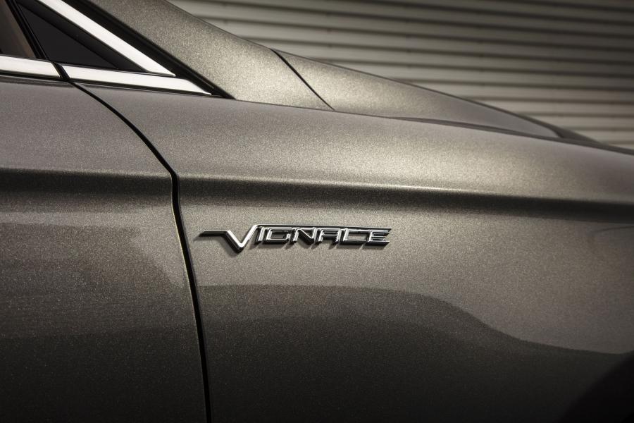 Логотип Ford Vignale Mondeo Hybrid Sedan 2016 года  (UK) (фото 4 из 6)